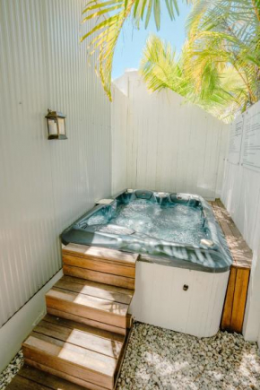 Private Outdoor Spa, Fire Pit, Cinema Room - THE COTTAGE COOLUM BEACH